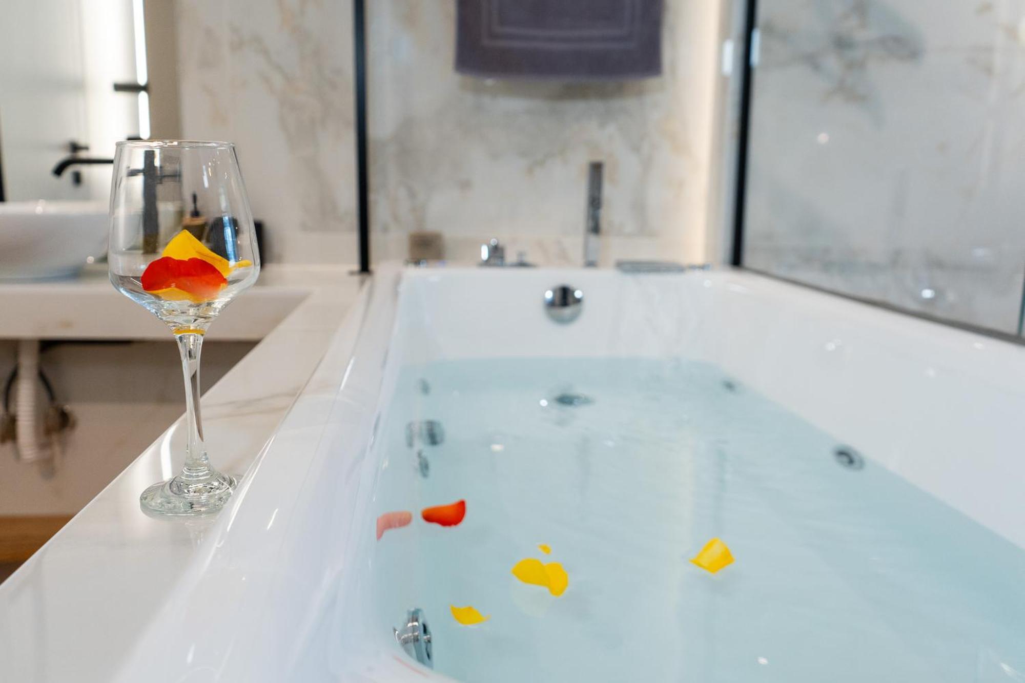 Luxury With Jacuzzi By Sea&thecity Thessaloniki