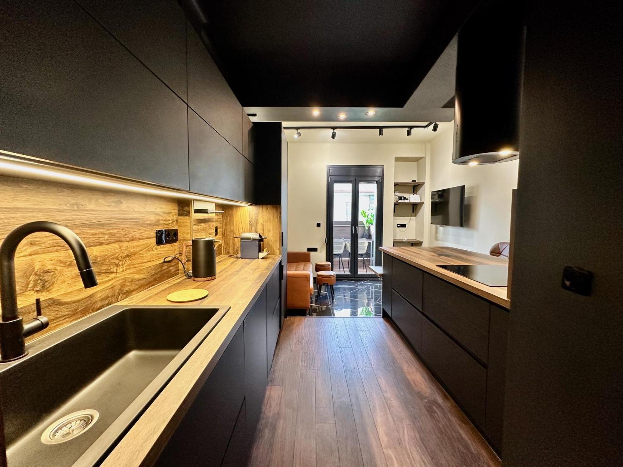 Four Seasons - The Crown Apartment