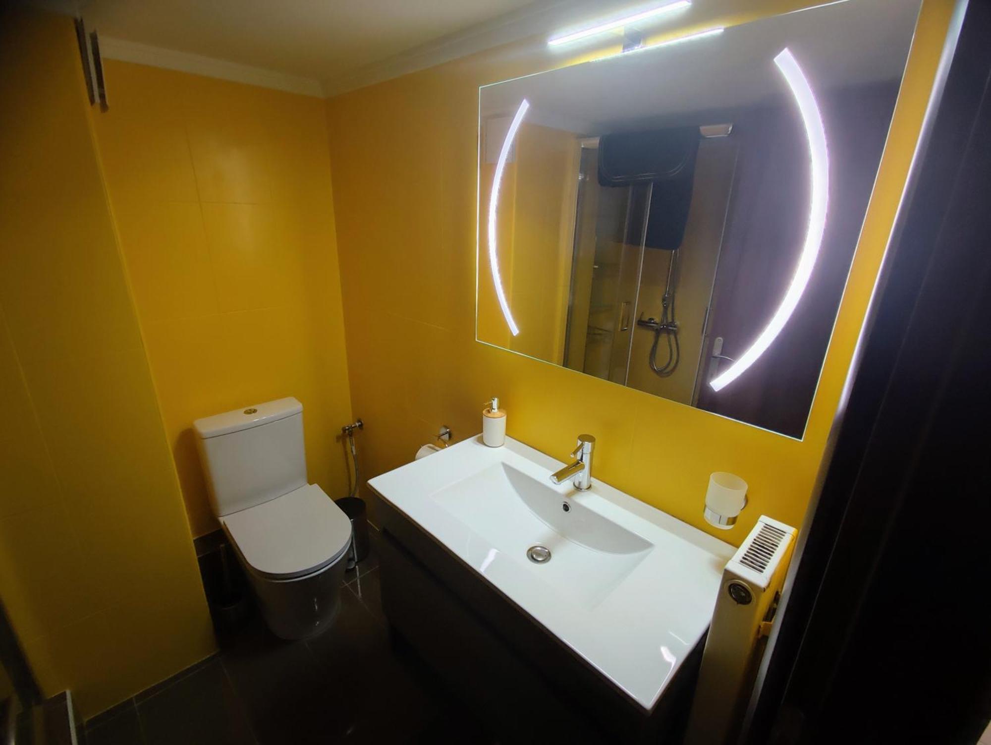 Cozy Apt! Friends & Family - Private Paid Parking Daire