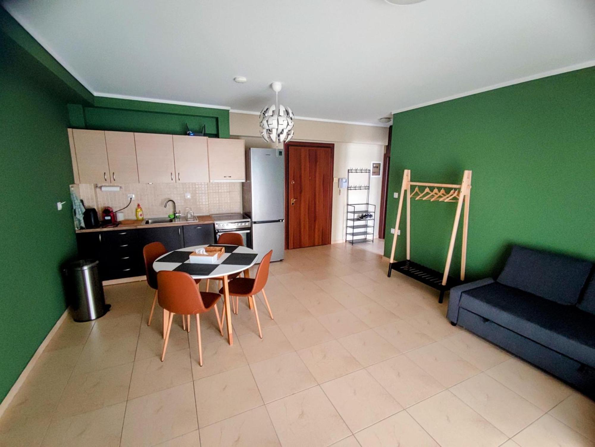 Cozy Apt! Friends & Family - Private Paid Parking *