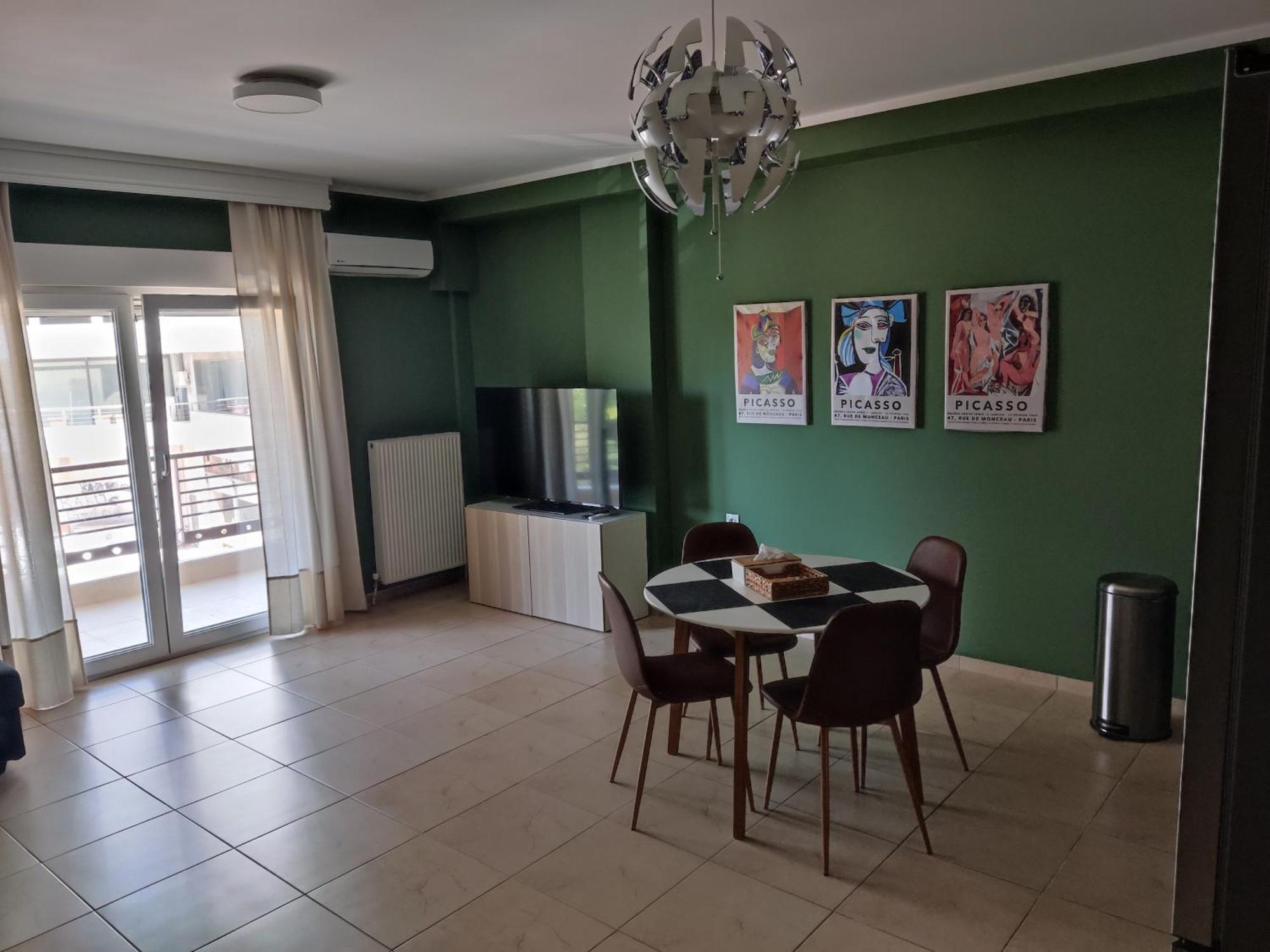 Cozy Apt! Friends & Family - Private Paid Parking *