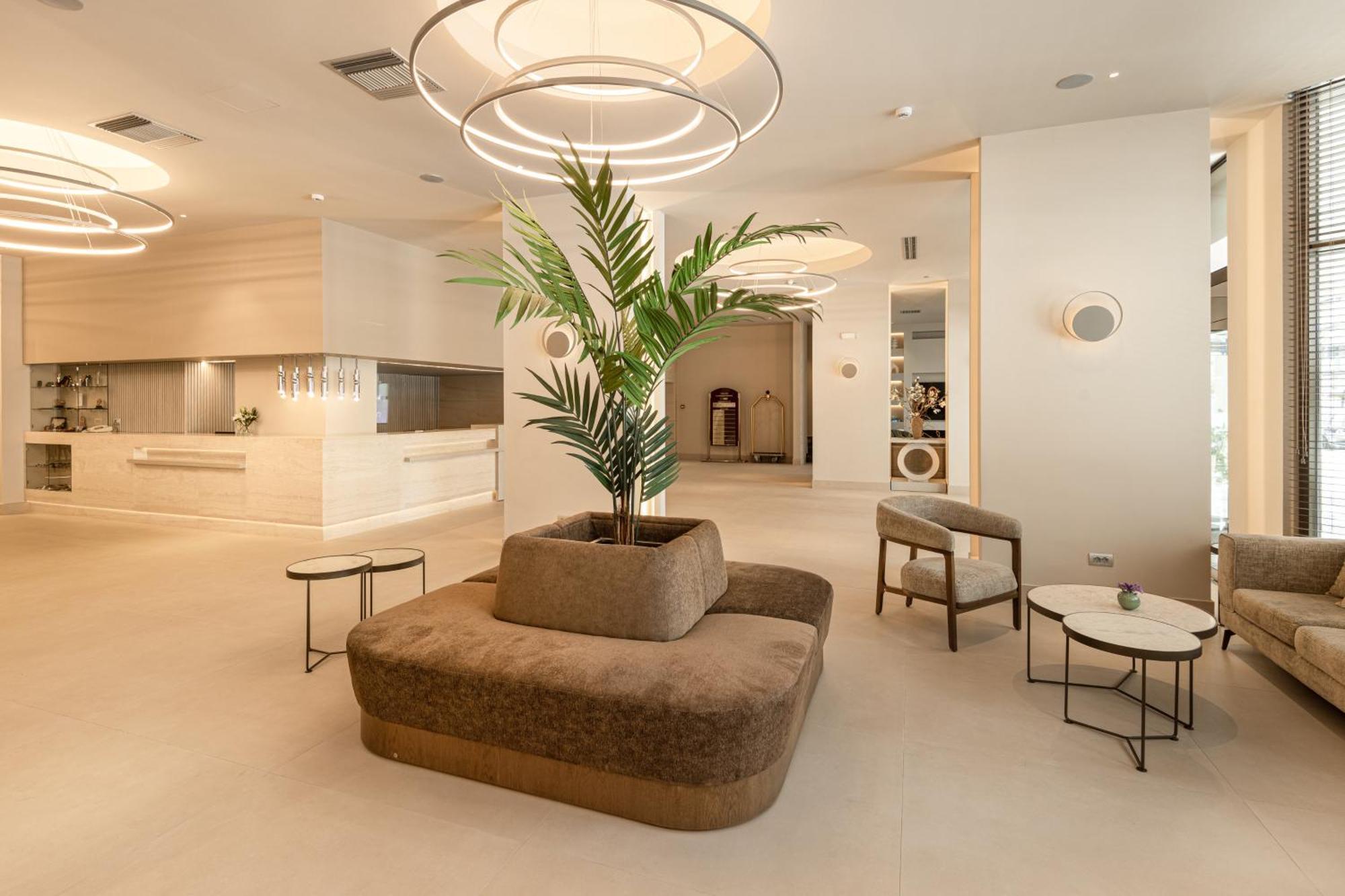 Hotel Holiday By Ihg 5*