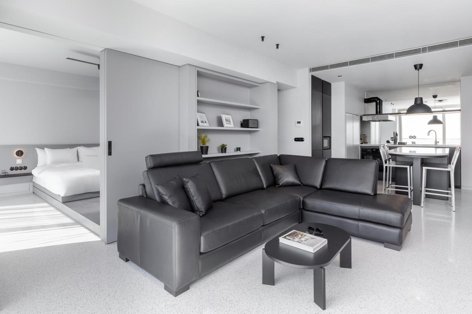 Nero Luxury By Zennova *