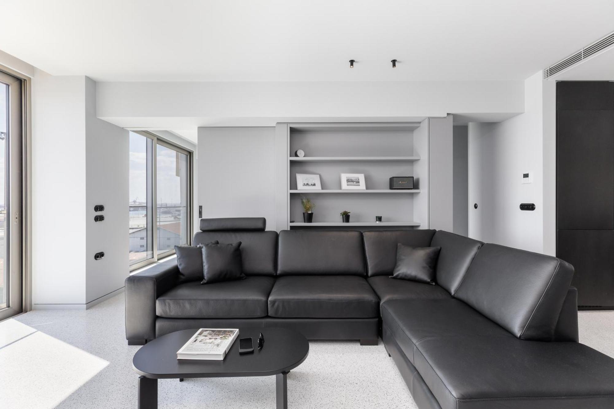 Nero Luxury By Zennova *