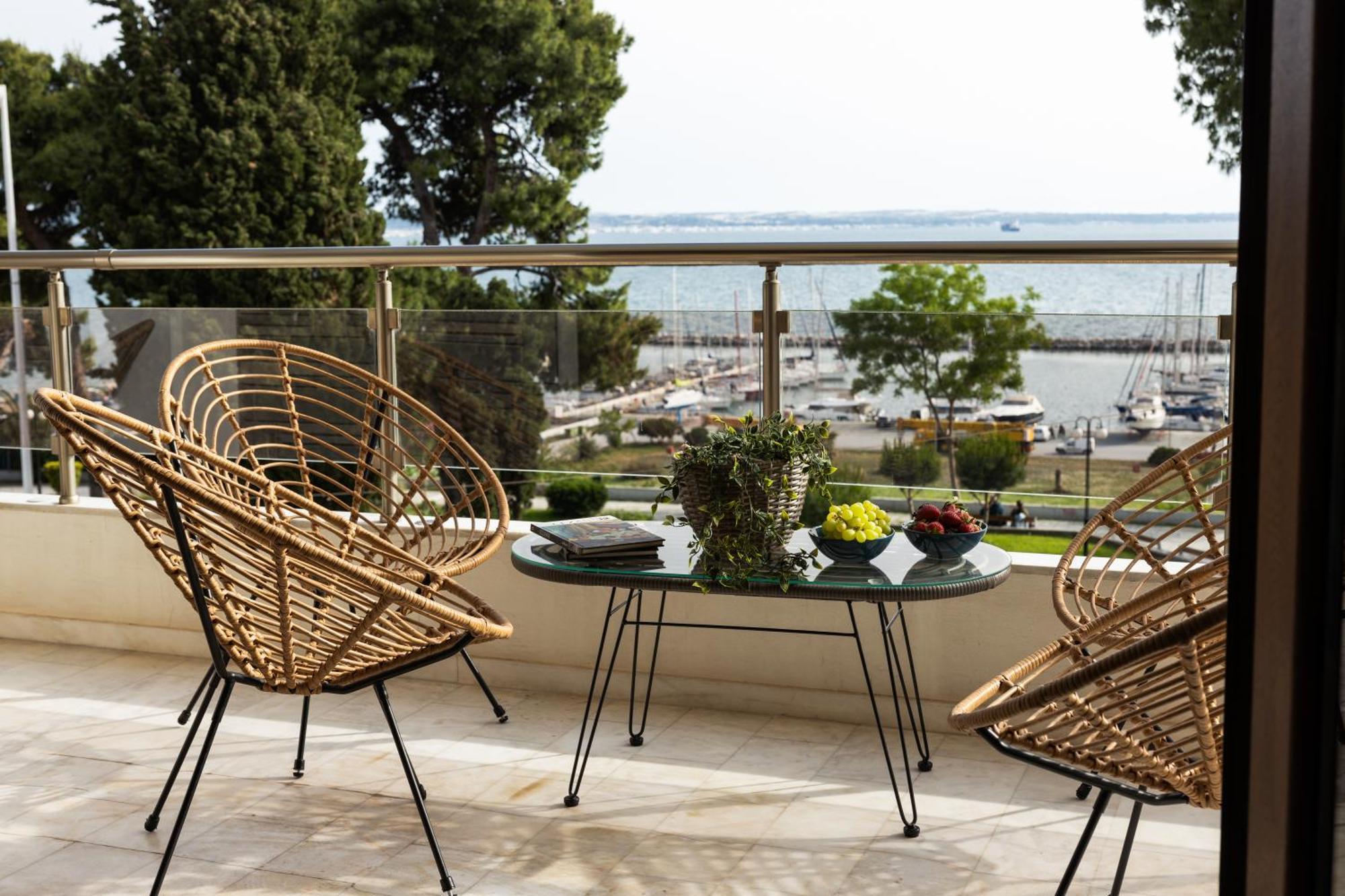 Champagne Sea View By Binobi!