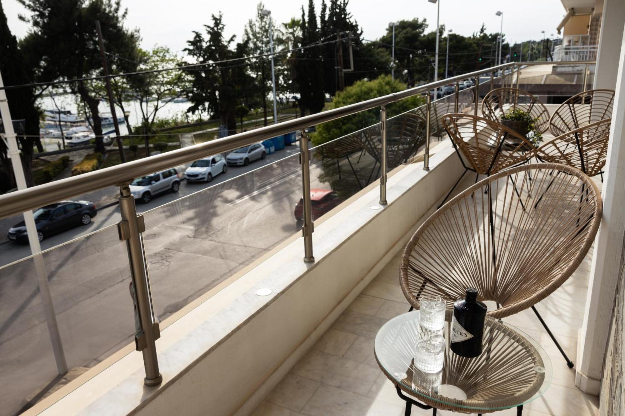 Champagne Sea View By Binobi!
