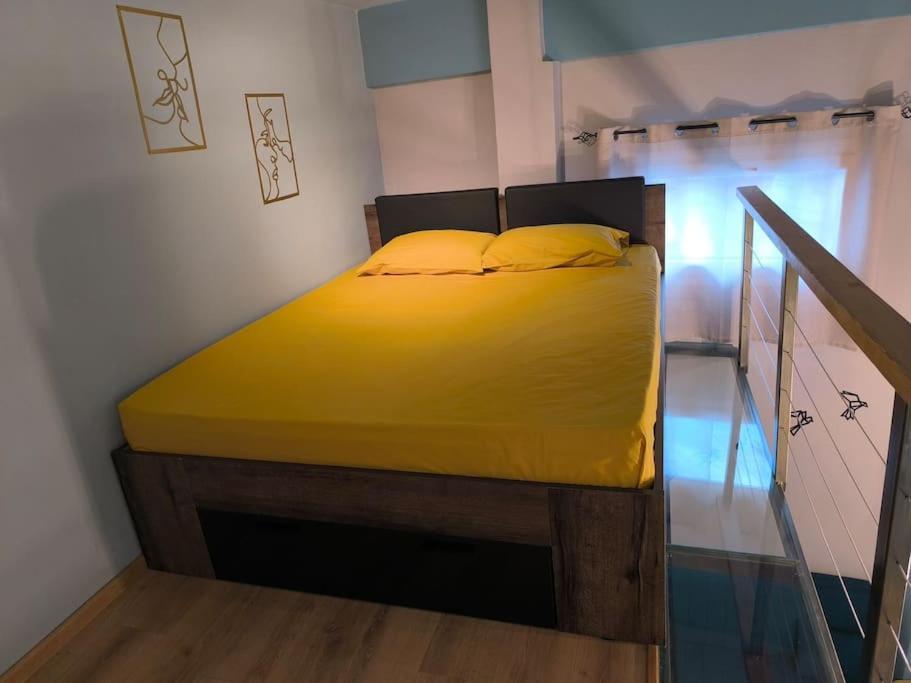 Floating, Cosy 8' Walk From The Seaside Apartment