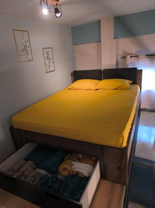 Floating, Cosy 8' Walk From The Seaside