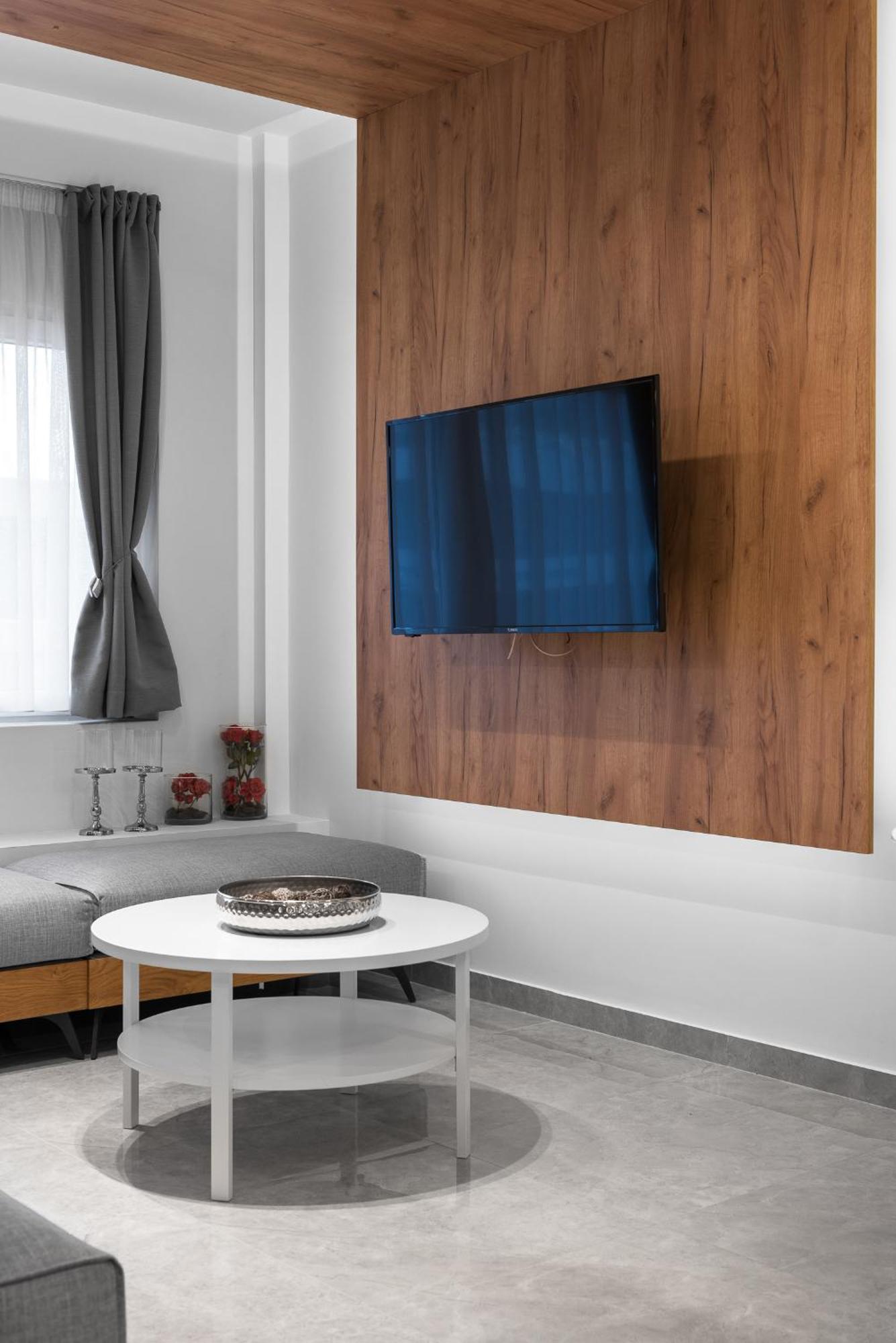 Wood N White, Nilie Hospitality Mgmt Thessaloniki