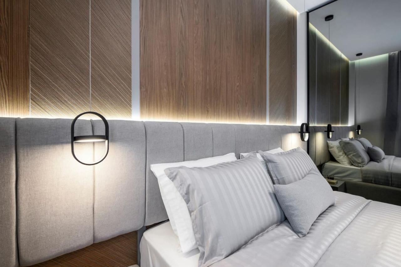 Aristotelian Virtues - Tharros Appartement *