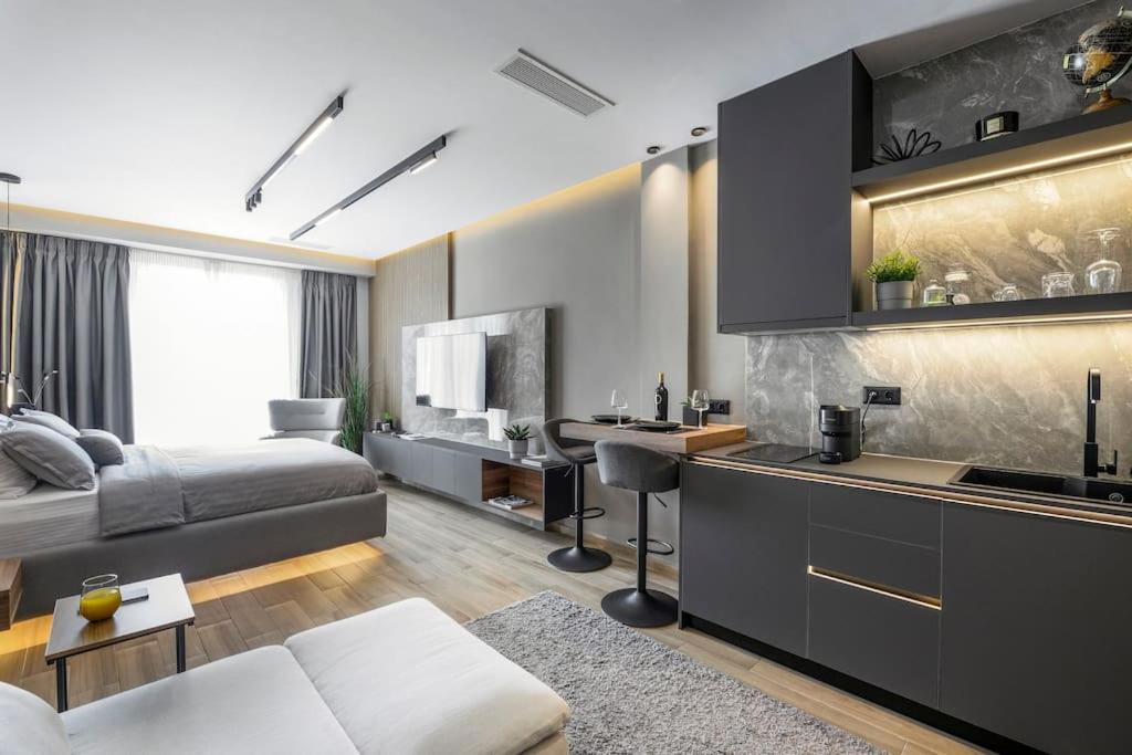 Aristotelian Virtues - Sophia Apartment Thessaloniki