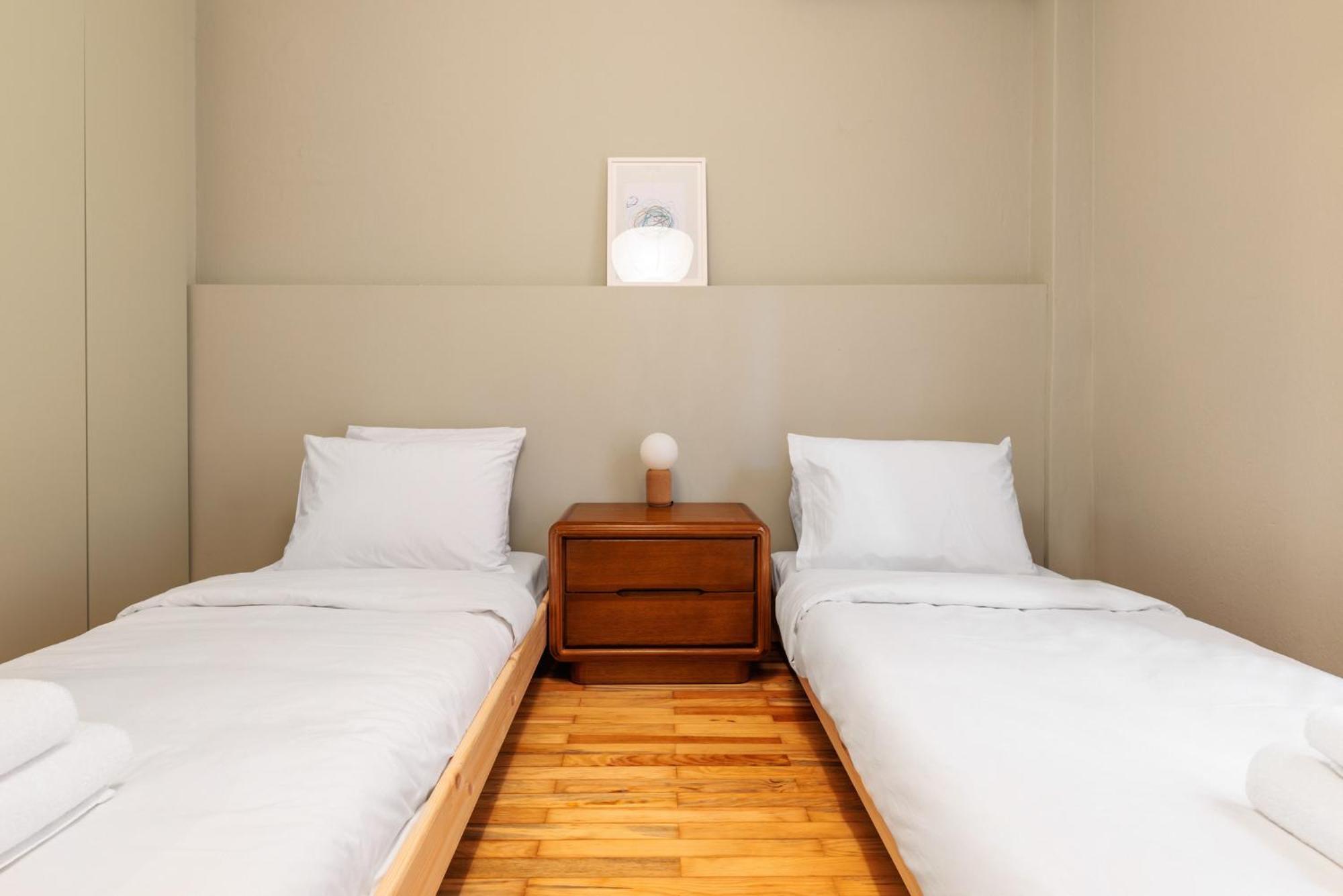 F & B Collection - Flat For 4 Apartment