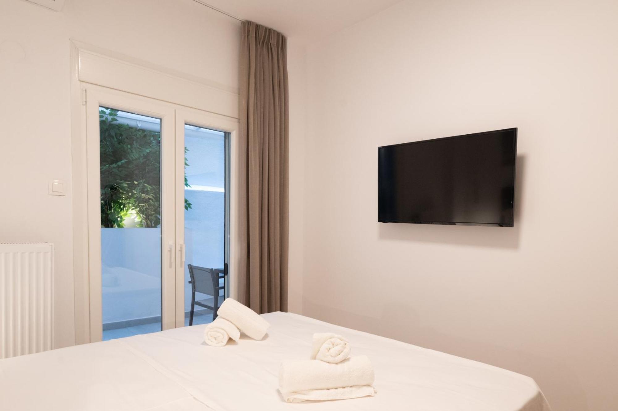 Honey Oak & Cream Patio By Nest Apartment Thessaloniki