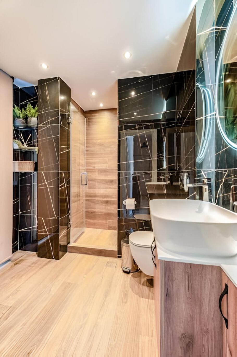 Apartment Elegant, Modern & Spacious In With Balcony *