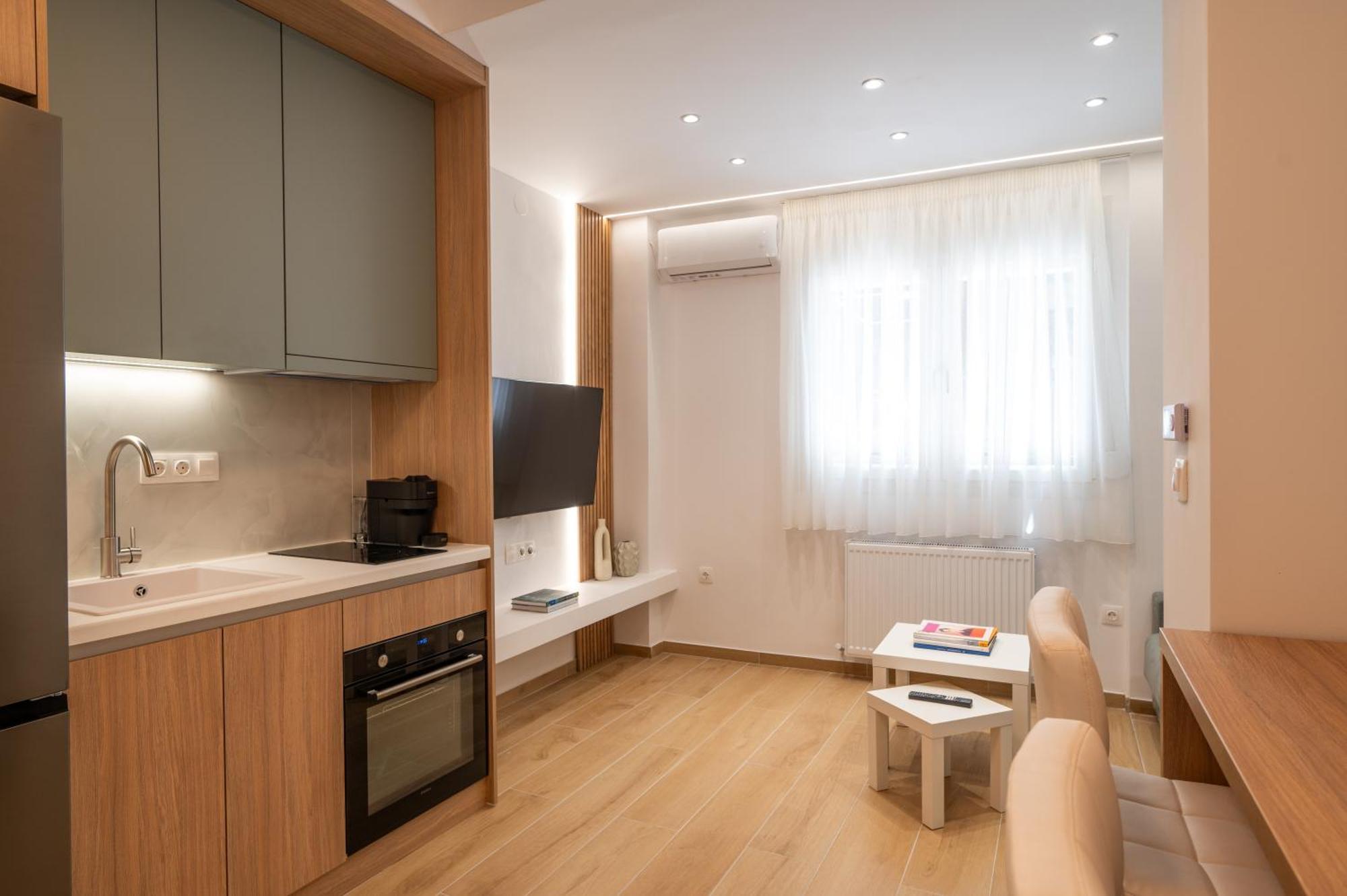Honey Oak & Cream Patio By Nest Apartment Thessaloniki