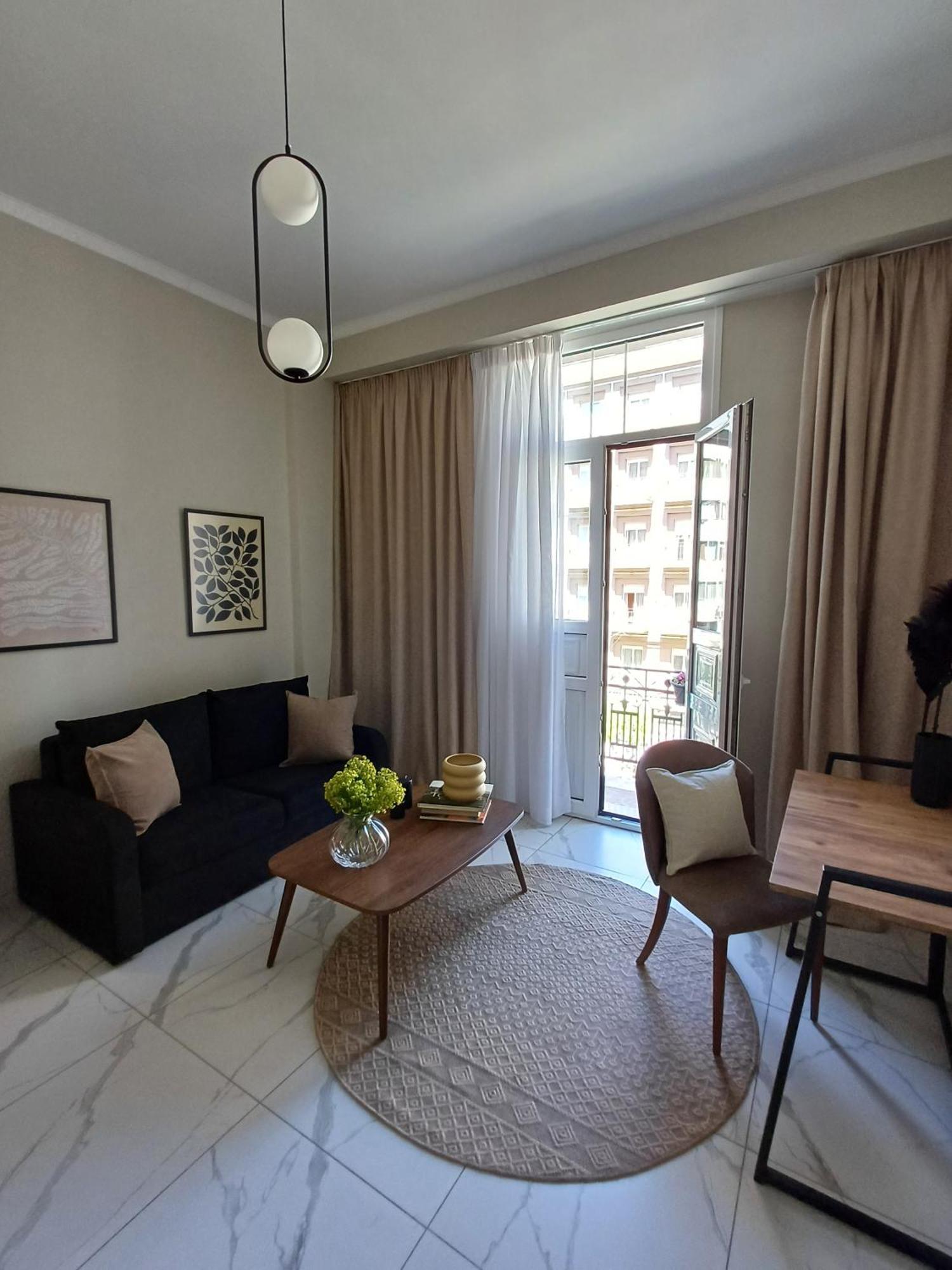 Black Onyx Comfort Apartment