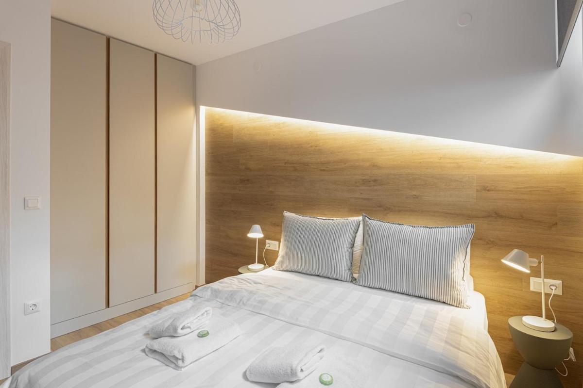 Innovative 2-br Futuristic Flat In Ladadika Apartment