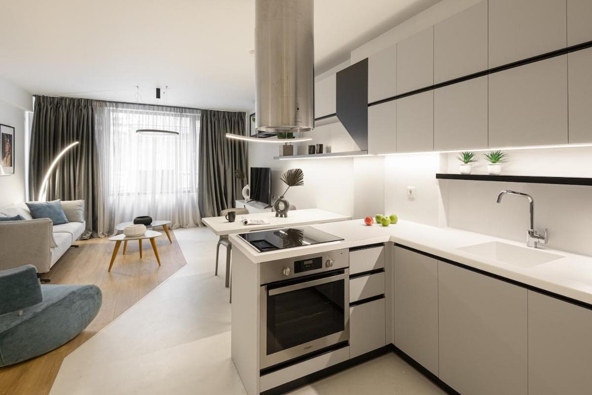 Innovative 2-br Futuristic Flat In Ladadika *