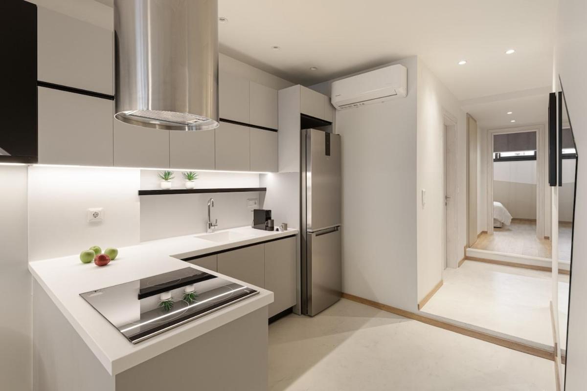 Innovative 2-br Futuristic Flat In Ladadika