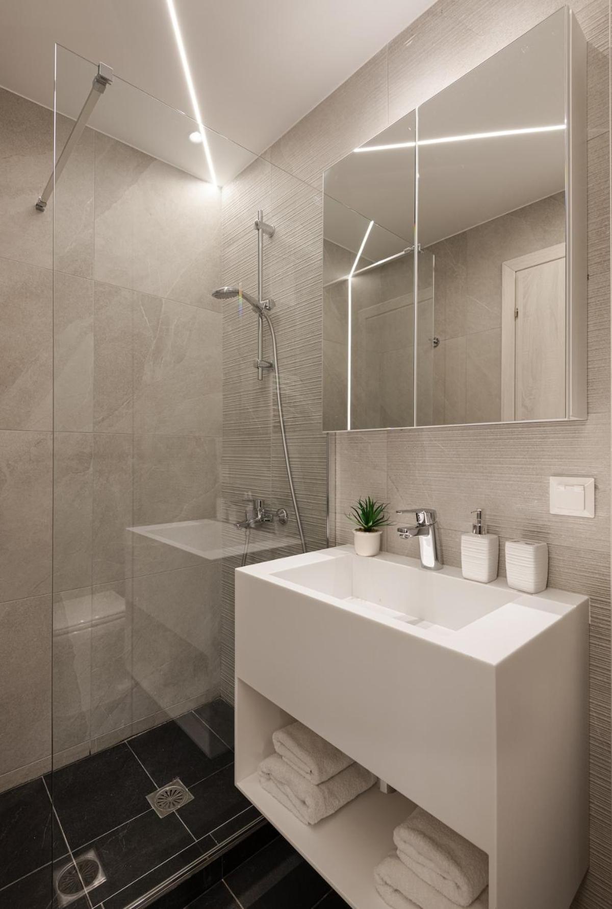 Innovative 2-br Futuristic Flat In Ladadika *