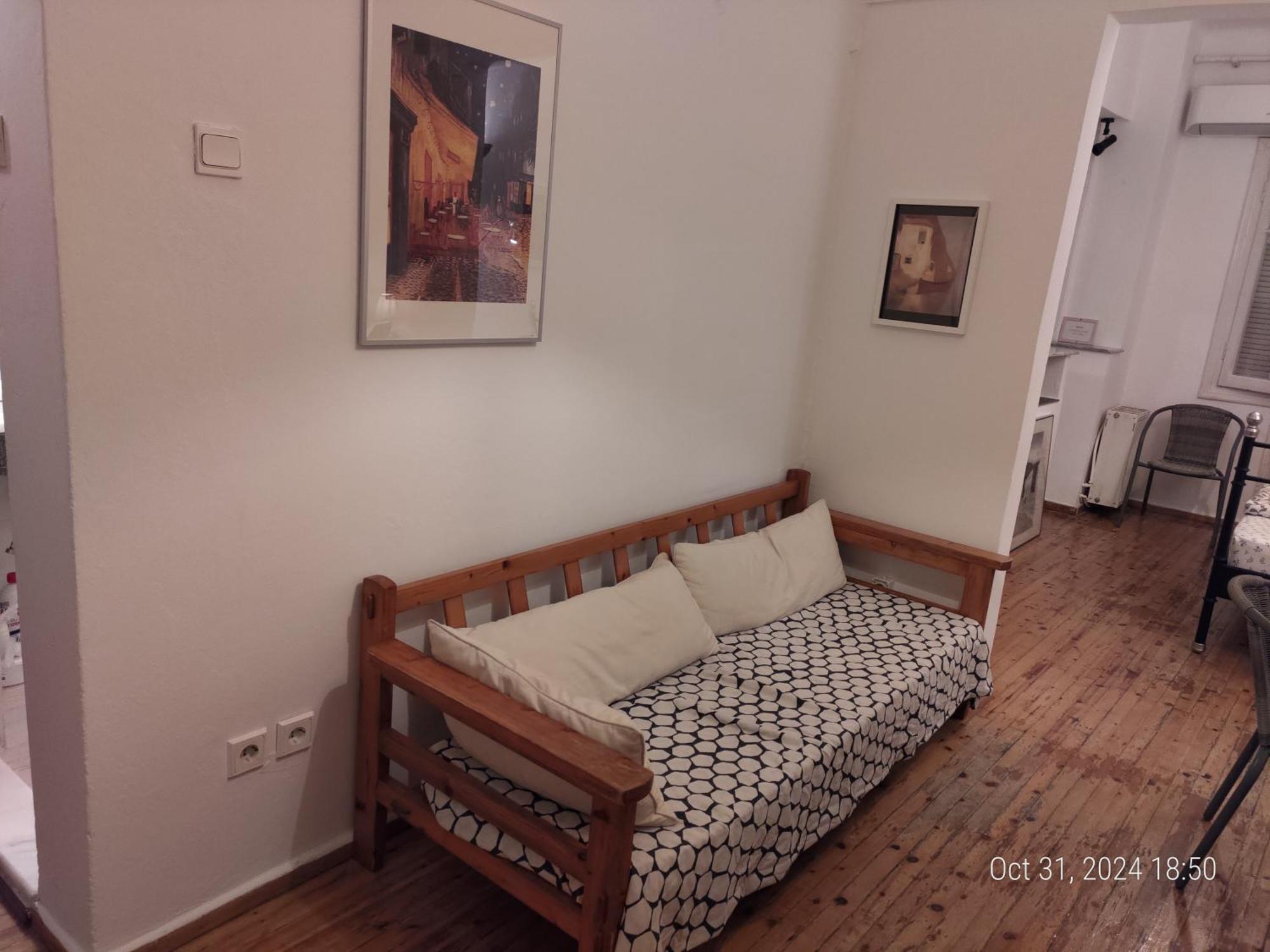 4 Guests - Balcony - A C - Attractions Apartment *
