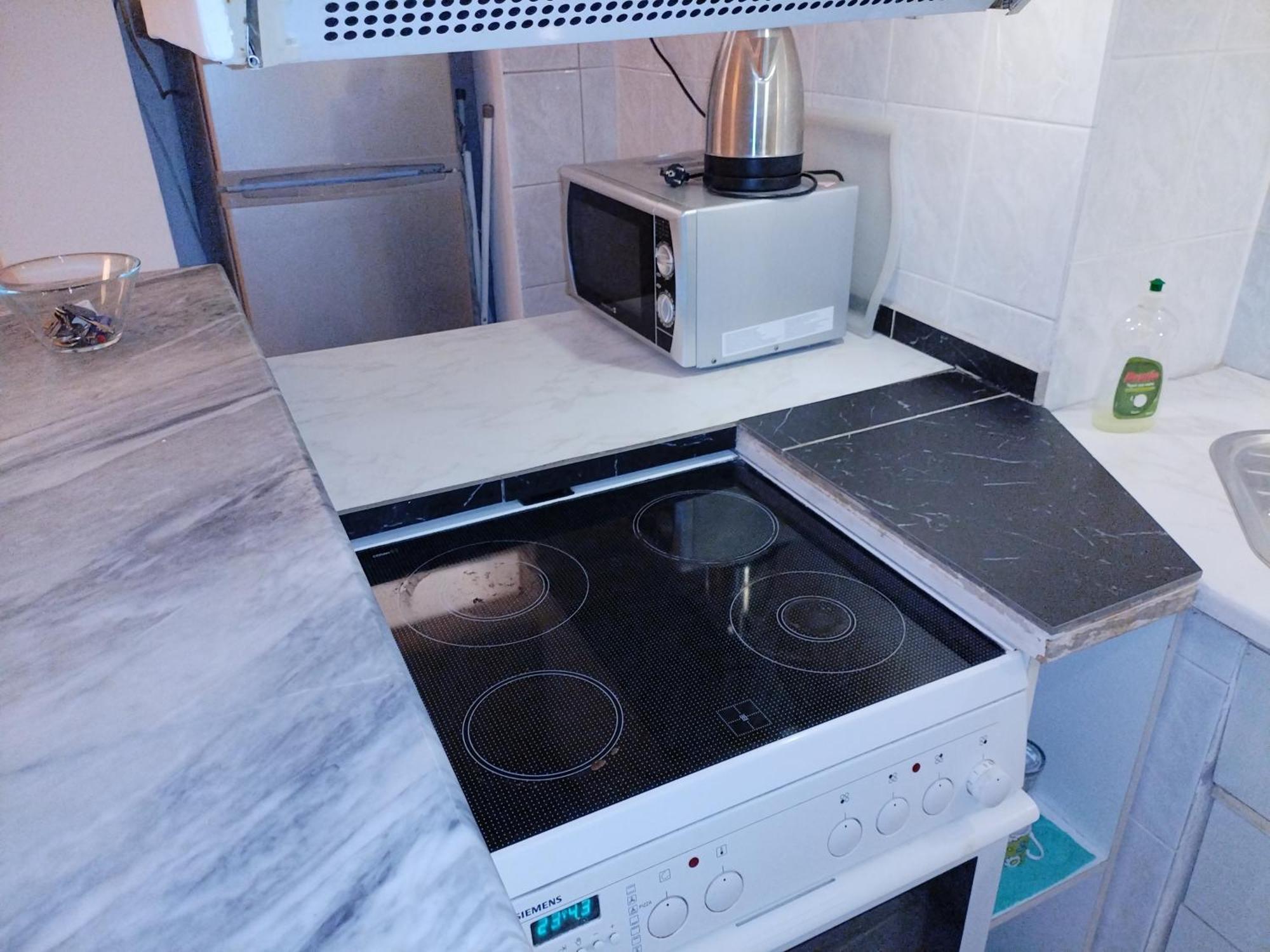 4 Guests - Balcony - A C - Attractions Apartment *