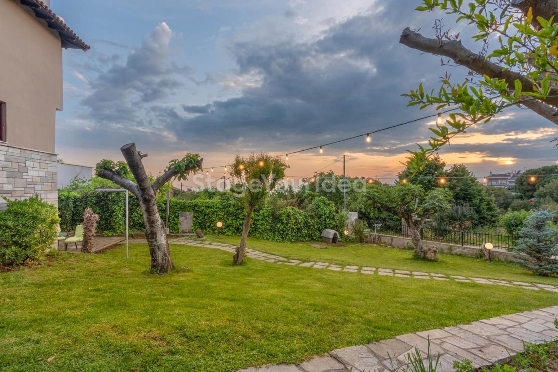 Hillock: Traditional Luxury With Garden For Gatherings Villa
