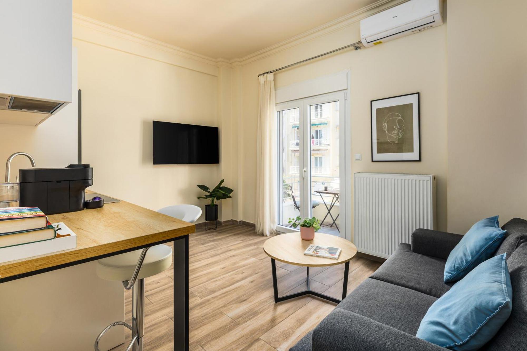 Tropical & Faces By Nest Apartment