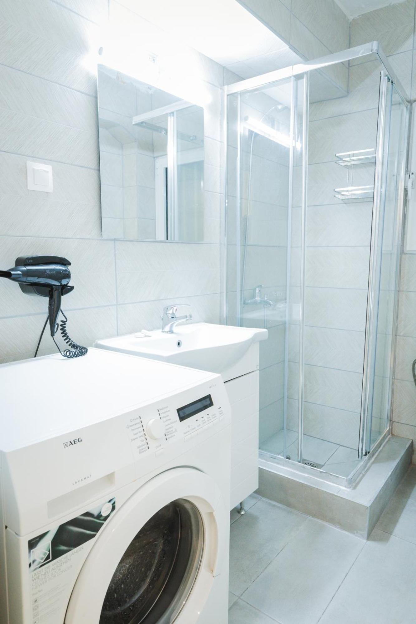 Stylish W Jacuzzi, 5 Min To White Tower Apartment *