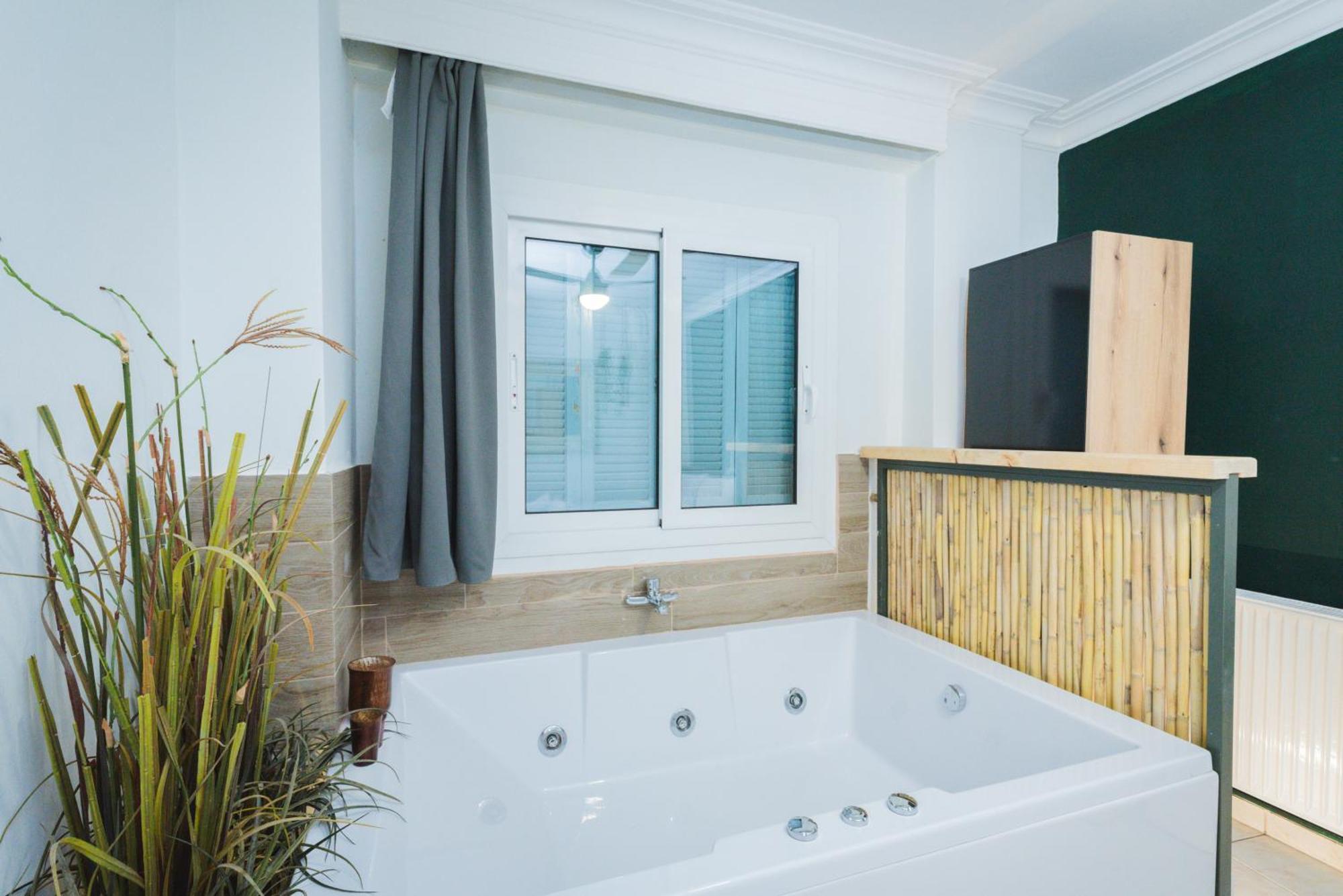 Apartment Stylish W Jacuzzi, 5 Min To White Tower *