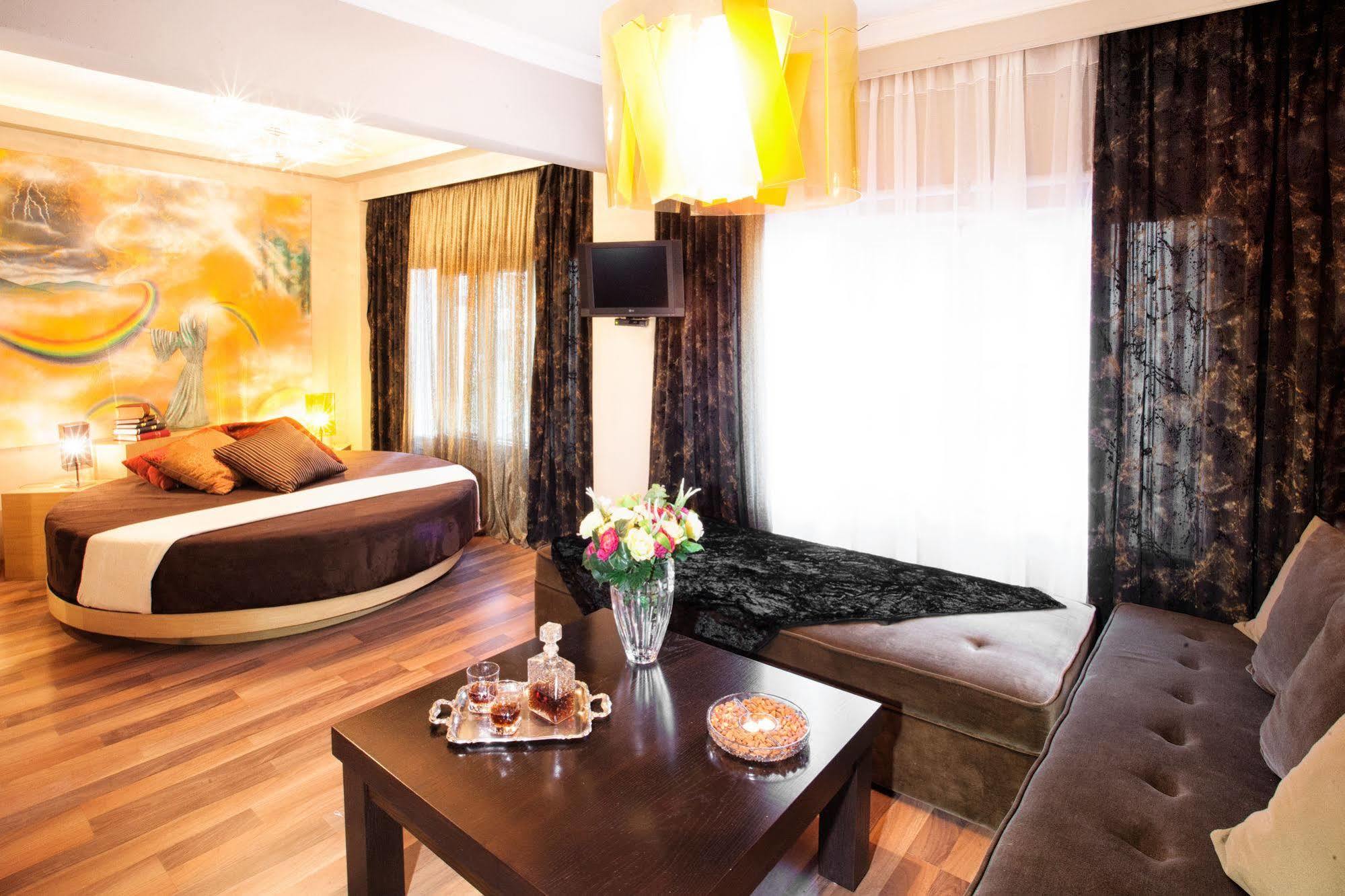Hotel Plaza Hotel, Philian And