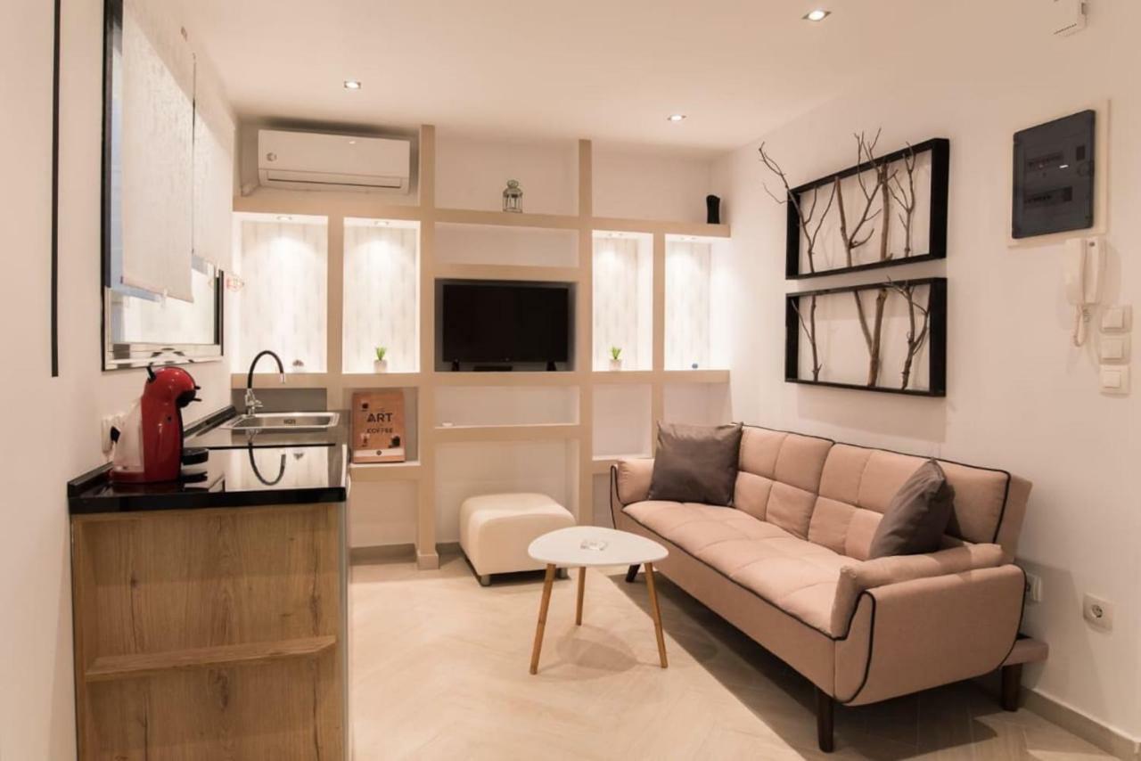 Cutest White-tower With A Private Patio Apartment