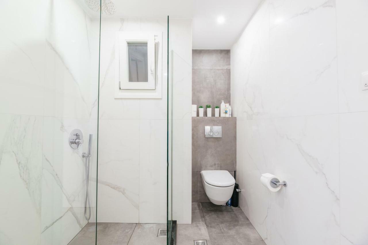 Modern White Tower Daire