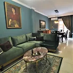 Zennova #4 Vintage City Center Apt