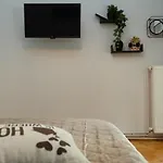 Theo Apartments