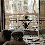 Theo Apartments