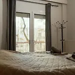 Theo Apartments