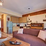 East City Living Apt - Netflix, Vesta Philoxenia