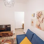 Retro Boutique Apt W Balcony In Historical Area