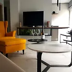 Cozy Modern Apartment Inside The City Center