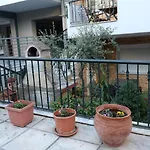 Όμορφο Διαμέρισμα Με Αυλή