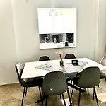The “Roman Market” Lux Apartment