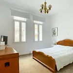 Bright & Spacious Apartment Near City Center.
