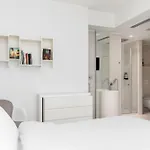 Aria, Lux Seafront Apt With White Tower View