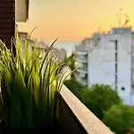 Four Seasons - The Crown Apartment