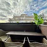 Four Seasons - The Crown Apartment