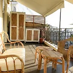 Bright & Central Apartment