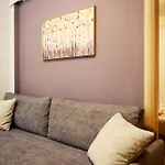Modern Downtown Flat By Golden H&R