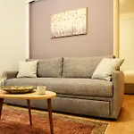 Modern Downtown Flat By Golden H&R