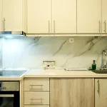 Modern Downtown Flat By Golden H&R